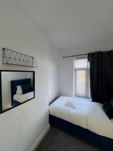 Rooms Near Me - Getway Lux Choice! 3BR Entire House, Lounge with Smart Tv, Dining Area, Private Gated Parking, Easy Access to M5 J2 & J3, Halesowen, Birmingham Rooms Near Me - Getway Lux Choice! 3BR Entire House, Lounge with Smart Tv, Dining Area, Private Gated Parking, Easy Access to M5 J2 & J3, Halesowen, Birmingham