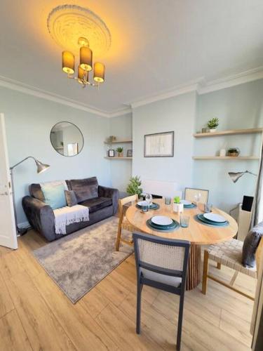 Rooms Near Me - Getway Lux Choice! 3BR Entire House, Lounge with Smart Tv, Dining Area, Private Gated Parking, Easy Access to M5 J2 & J3, Halesowen, Birmingham Rooms Near Me - Getway Lux Choice! 3BR Entire House, Lounge with Smart Tv, Dining Area, Private Gated Parking, Easy Access to M5 J2 & J3, Halesowen, Birmingham