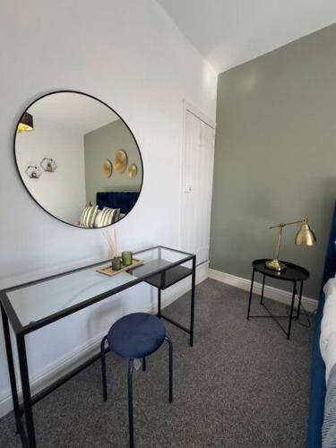 Rooms Near Me - Getway Lux Choice! 3BR Entire House, Lounge with Smart Tv, Dining Area, Private Gated Parking, Easy Access to M5 J2 & J3, Halesowen, Birmingham Rooms Near Me - Getway Lux Choice! 3BR Entire House, Lounge with Smart Tv, Dining Area, Private Gated Parking, Easy Access to M5 J2 & J3, Halesowen, Birmingham