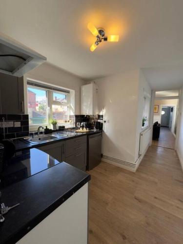 Rooms Near Me - Getway Lux Choice! 3BR Entire House, Lounge with Smart Tv, Dining Area, Private Gated Parking, Easy Access to M5 J2 & J3, Halesowen, Birmingham Rooms Near Me - Getway Lux Choice! 3BR Entire House, Lounge with Smart Tv, Dining Area, Private Gated Parking, Easy Access to M5 J2 & J3, Halesowen, Birmingham