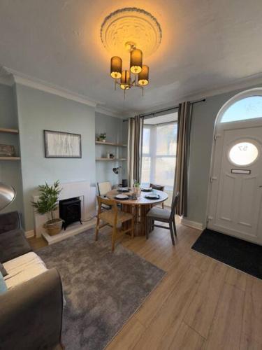 Rooms Near Me - Getway Lux Choice! 3BR Entire House, Lounge with Smart Tv, Dining Area, Private Gated Parking, Easy Access to M5 J2 & J3, Halesowen, Birmingham Rooms Near Me - Getway Lux Choice! 3BR Entire House, Lounge with Smart Tv, Dining Area, Private Gated Parking, Easy Access to M5 J2 & J3, Halesowen, Birmingham