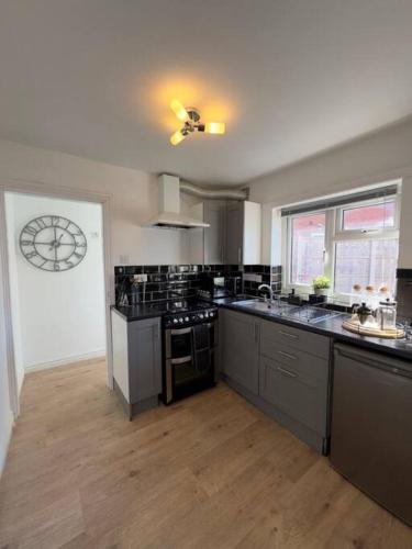 Rooms Near Me - Getway Lux Choice! 3BR Entire House, Lounge with Smart Tv, Dining Area, Private Gated Parking, Easy Access to M5 J2 & J3, Halesowen, Birmingham Rooms Near Me - Getway Lux Choice! 3BR Entire House, Lounge with Smart Tv, Dining Area, Private Gated Parking, Easy Access to M5 J2 & J3, Halesowen, Birmingham