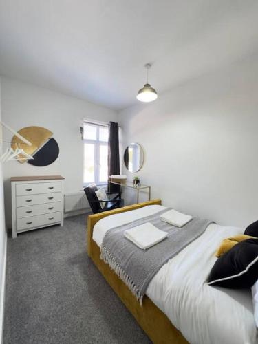 Rooms Near Me - Getway Lux Choice! 3BR Entire House, Lounge with Smart Tv, Dining Area, Private Gated Parking, Easy Access to M5 J2 & J3, Halesowen, Birmingham Rooms Near Me - Getway Lux Choice! 3BR Entire House, Lounge with Smart Tv, Dining Area, Private Gated Parking, Easy Access to M5 J2 & J3, Halesowen, Birmingham