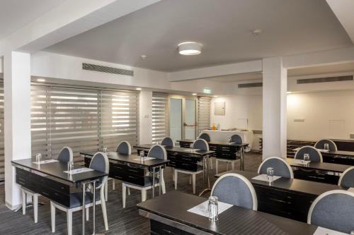 Park Beach Hotel - image 9