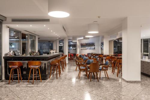 Bar/ Salón, Park Beach Hotel in Limassol Suburbs