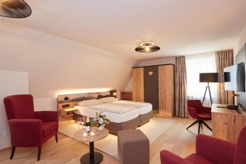 1 queen bed, 1 sofa bed