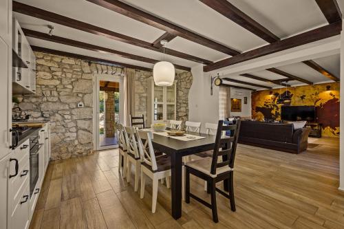 المرافق, Charming Villa Antoana for families and kids in Labin - Rabac with kids playground & private pool in Topid