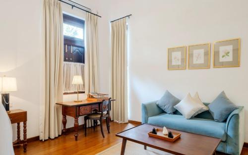 King Room with Garden View image 7