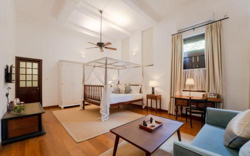 King Room with Garden View image 4