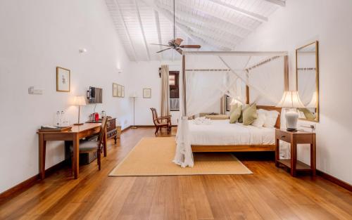 King Room with Balcony image 2