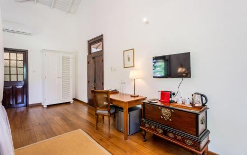 King Room with Balcony image 3