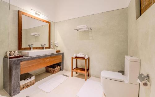 King Room with Pool View image 3