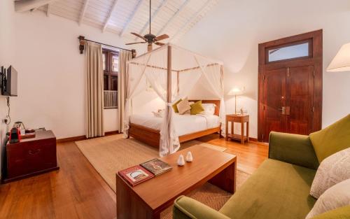 King Room with Pool View image 4