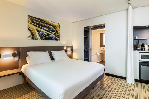 1 queen bed, 1 sofa bed