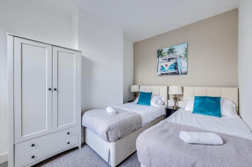 Charming House in Prime Location - Sleeps 7 - Free Parking, Fast WiFi, Smart TV with Netflix and Virgin TV by Yoko Property Charming House in Prime Location - Sleeps 7 - Free Parking, Fast WiFi, Smart TV with Netflix and Virgin TV by Yoko Property