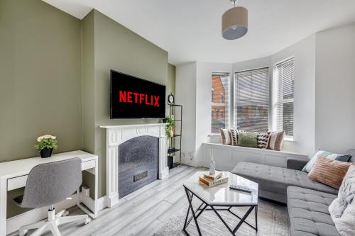 Charming House in Prime Location - Sleeps 7 - Free Parking, Fast WiFi, Smart TV with Netflix and Virgin TV by Yoko Property Charming House in Prime Location - Sleeps 7 - Free Parking, Fast WiFi, Smart TV with Netflix and Virgin TV by Yoko Property