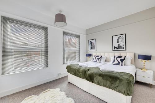 Charming House in Prime Location - Sleeps 7 - Free Parking, Fast WiFi, Smart TV with Netflix and Virgin TV by Yoko Property Charming House in Prime Location - Sleeps 7 - Free Parking, Fast WiFi, Smart TV with Netflix and Virgin TV by Yoko Property
