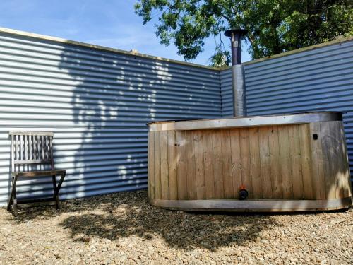 Boblebad, Cosy Couples Retreat at THE COOP with Hot Tub in Kilkeel