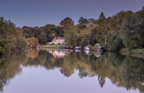 Shillingford Bridge Hotel - image 8