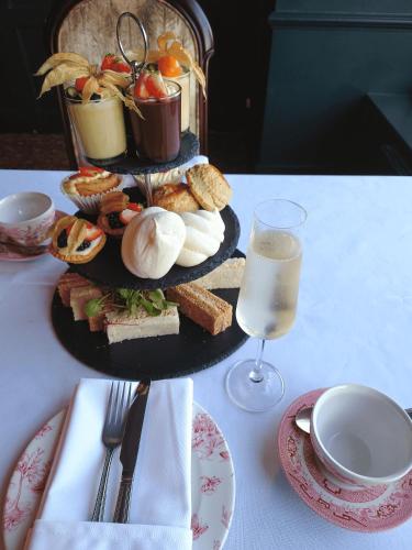Shillingford Bridge Hotel - image 7