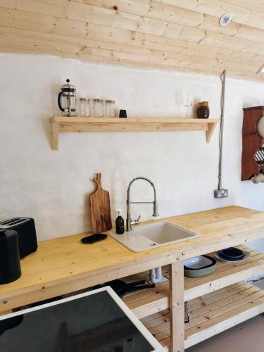 Køkken, Cosy Couples Retreat at THE COOP with Hot Tub in Kilkeel