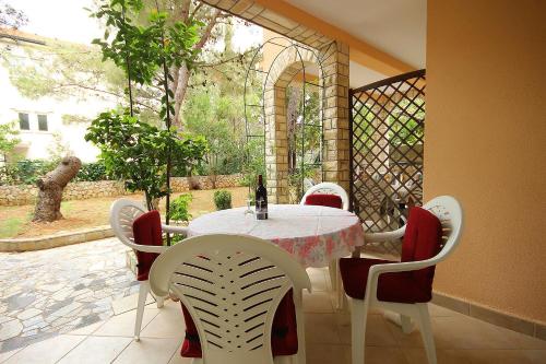 One-Bedroom Apartment with Terrace image 2