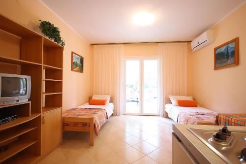 One-Bedroom Apartment - Ground Floor image 3