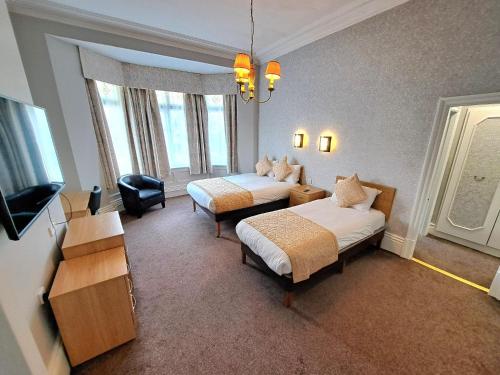 1 queen bed, 1 sofa bed