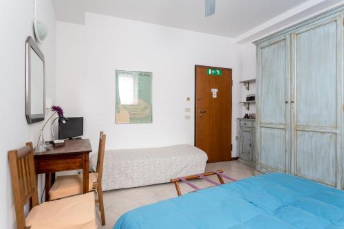 Double Room with Private Bathroom image 8