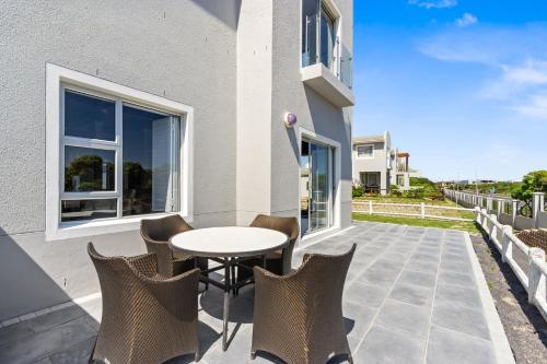 Big Bay Beach Club J32 by HostAgents