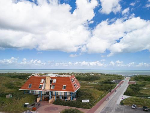 . Strandhotel Buren aan Zee