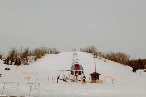 Private Cabin-Shuttle Pass Included! - image 9