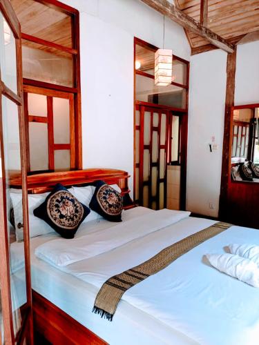 Double Room with Balcony image 3
