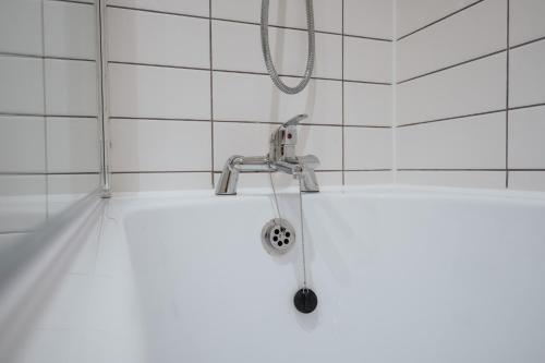 Richmond Row Apartments - Free On-Site Parking, WiFi & EV, Liverpool (photo 3)