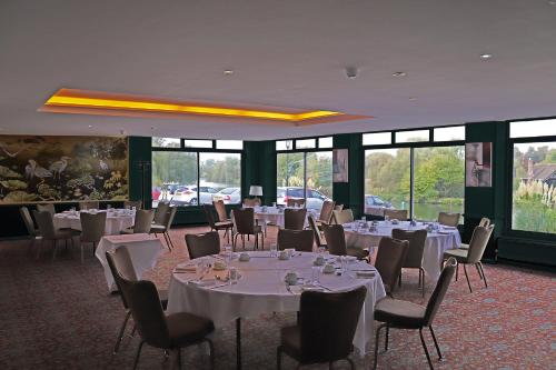 Banquet hall, Shillingford Bridge Hotel in South Moreton