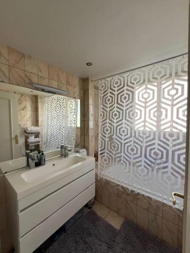 Free parking, private bedroom and bathroom with seaview, Nice (photo 8)