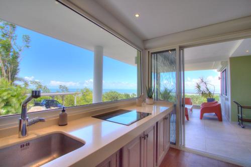 廚房, Domaine Les hauts de Sofaia - Évasion Créole - Vue Mer Spectaculaire (Domaine Les hauts de Sofaia - Evasion Creole - Vue Mer Spectaculaire) in 聖玫瑰