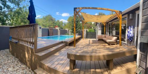 Pool 2 Miles from ACL West entrance 12 guests in Austin, USA