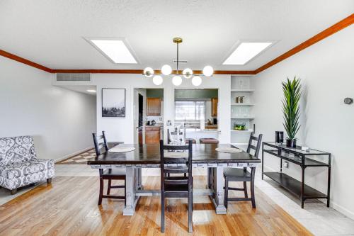 Walk to Paradise Hills Golf Course Condo with Patio in Albuquerque, USA