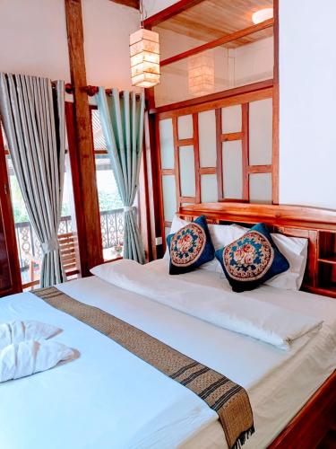 Double Room with Balcony image 8