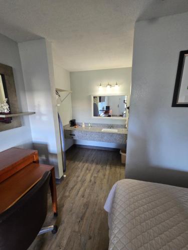 Best Price Motel & Suites - image 11