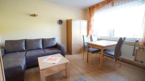 1 twin bed, 2 sofa beds
