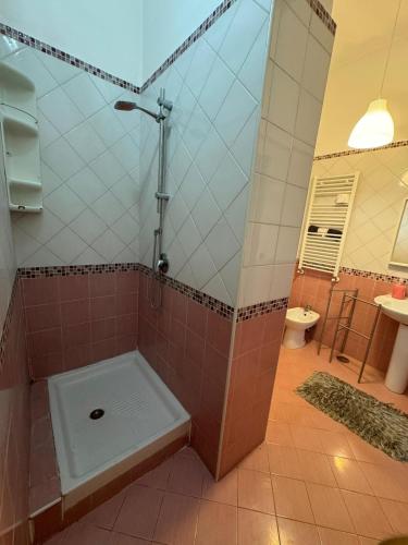 douche, Appartamento Rosso MilliGio piano terra in Marigliano