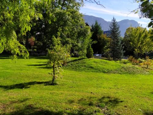 Skats, Gite Arthur et Germaine Maisonnette à la campagne avec un grand jardin (Gite Arthur et Germaine Maisonnette a la campagne avec un grand jardin) in Myans