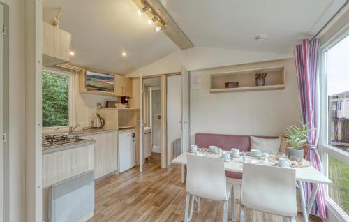virtuve, Lovely Stacaravan In Irrhausen in Irrhausen