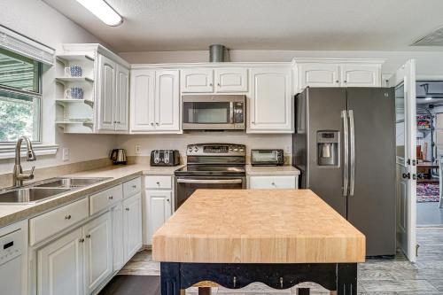 Lovely Lakeside Cottage with Park and Dock Access! - image 14