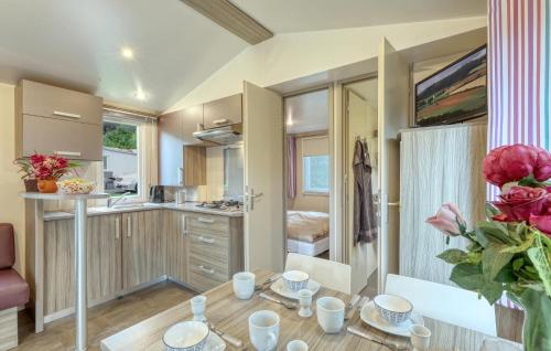 virtuve, Lovely Stacaravan In Irrhausen in Irrhausen