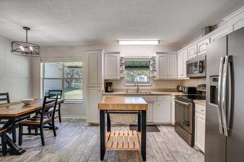 Lovely Lakeside Cottage with Park and Dock Access! - image 13