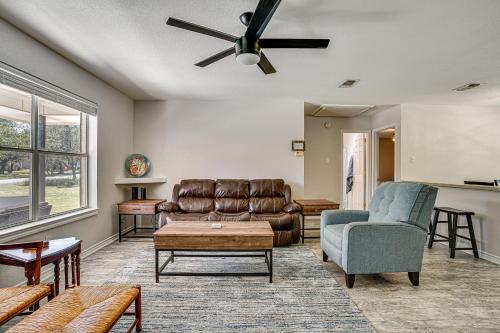 Lovely Lakeside Cottage with Park and Dock Access! - image 7