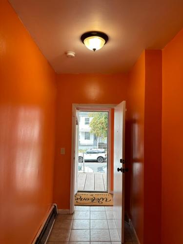 Fidelia Garnet Room, Queen Bed Minutes from Newark Liberty International Airport and Newark Penn Station in Newark, USA
